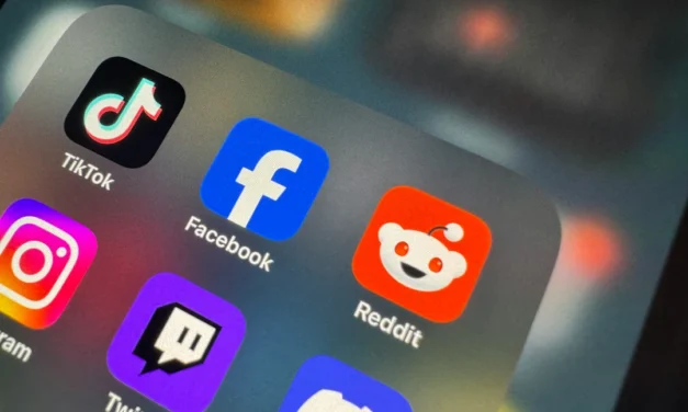 The Influence of Image-Based Social Media and Photo-Editing Tools on Anorexia Nervosa Risk and Symptomatology in Adolescent Females Aged 10-19
